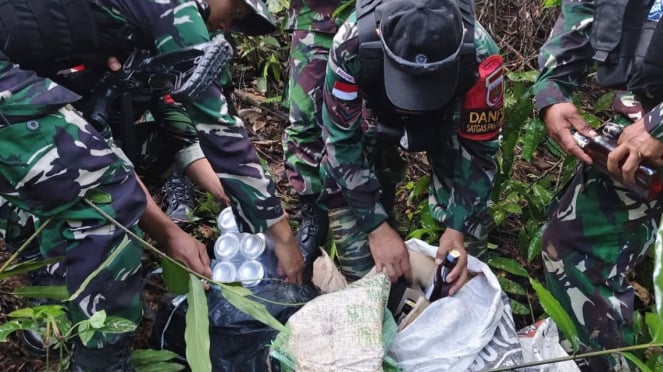 VIVA Militer: Prajurit Satgas Yonzipur 8/SMG di Hutan Long Midang