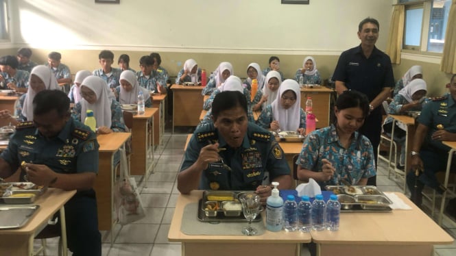 VIVA Militer: KSAL Laksamana TNI Muhammad Ali makan bareng siswa Hang Tuah 1 Jkt