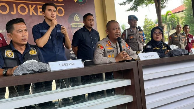 Kapolres Mojokerto AKBP Ihram Kustarto saat konpres soal ledakan rumah Aipda Maryudi di Mojokerto. (Foto: M Lutfi Vermansyah/VIVA Jatim)