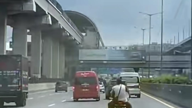 Pemotor masuk tol Jakarta-Cikampek