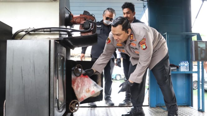 Kapolres Pelabuhan Tanjung Priok AKBP Martuasah Tobing musnahkan barbuk narkoba