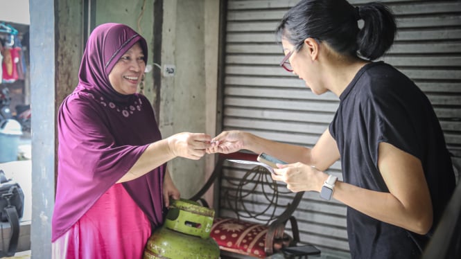 Pelanggan membeli LPG 3 kg di pangkalan resmi