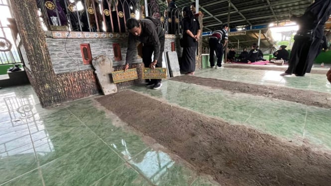 Lokasi makam keramat palsu yang dibongkar di Mojokerto. (Foto: M Lutfi Hermansyah/VIVA Jatim)