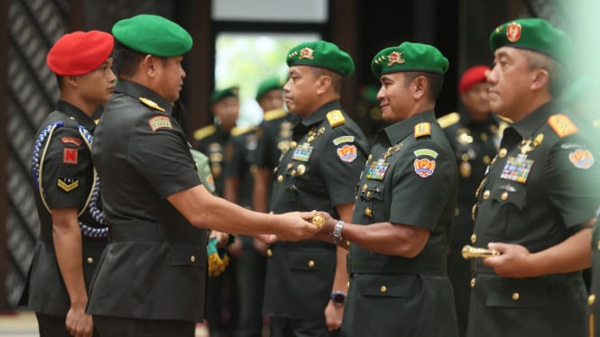 VIVA Militer: KSAD menyerahkan tongkat komando Danpussenif ke Iwan Setiawan