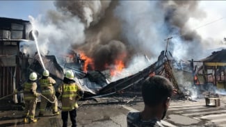 Kebakaran Melahap 30 Rumah di Kemayoran, 105 Jiwa Kehilangan Tempat Tinggal