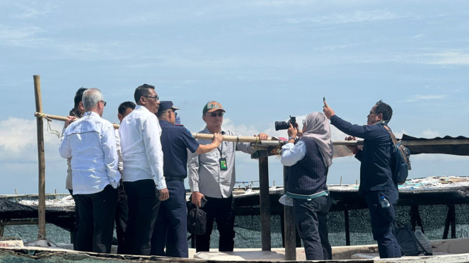 Rombongan KKP dan lembaga terkait cek kondisi pagar bambu di laut tangerang