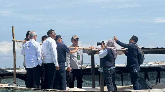 Rombongan KKP dan lembaga terkait cek kondisi pagar bambu di laut tangerang