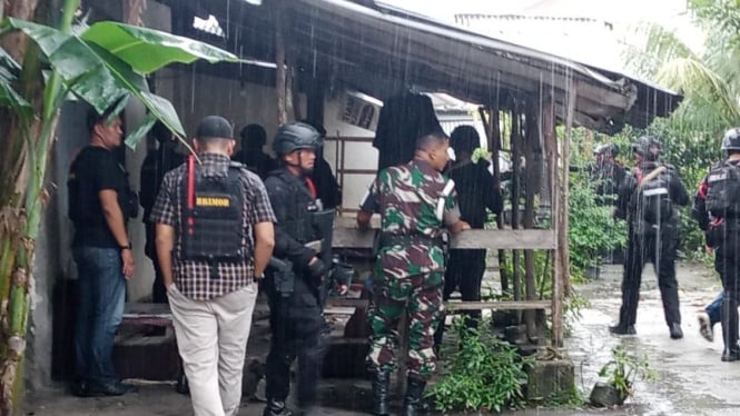 Situasi tim gabungan saat hendak melakukan penangkapan Serda Hendri di Belitung