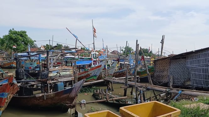 Kapal nelayan di Kronjo, Tangerang saat sedang bersandar di tepi daratan