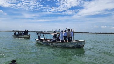 Petugas gabungan melakukan pemantauan pagar laut di tangerang