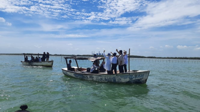 Petugas gabungan melakukan pemantauan pagar laut di tangerang