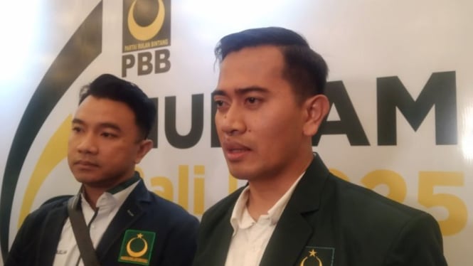 Ketua Umum Partai Bulan Bintang (PBB) periode 2025–2030 Gugum Ridho Putra (kanan) bersama politikus PBB Yuri Kemal Fadlullah di sela Muktamar VI PBB di Denpasar, Bali, Senin, 13 Januari 2025.