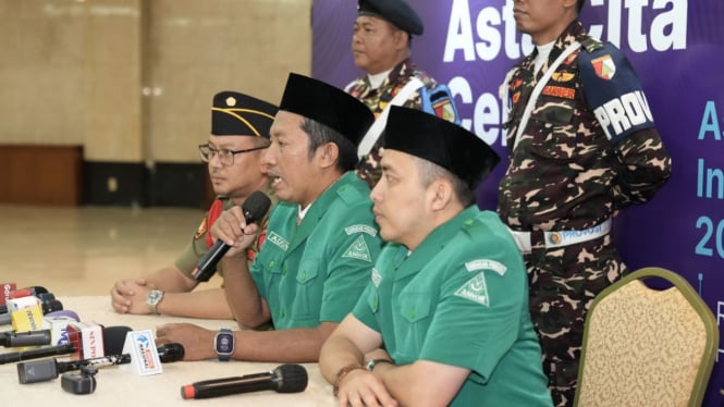 Ketua Umum Pimpinan Pusat GP Ansor Addin Jauharudin (tengah).