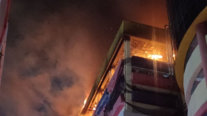 Kebakaran Glodok Plaza, Tamansari, Jakarta Barat, yang berstatus merah pada pukul 23.21 WIB, Rabu, 15 Januari 2025.