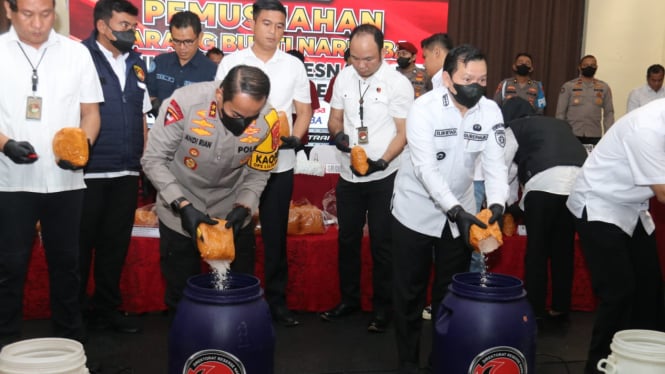 Kapolda Sumatera Selatan, Irjen Pol Andi Rian R Djajadi, bersama Pj. Gubernur Elen Setiadi, memusnahkan barang bukti narkotika jenis sabu 49,24 kg.