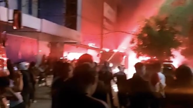 El personal del Departamento de Bomberos de Yakarta Occidental (Damkar) está haciendo todo lo posible para evitar que el fuego se propague a Plaza Glodok.