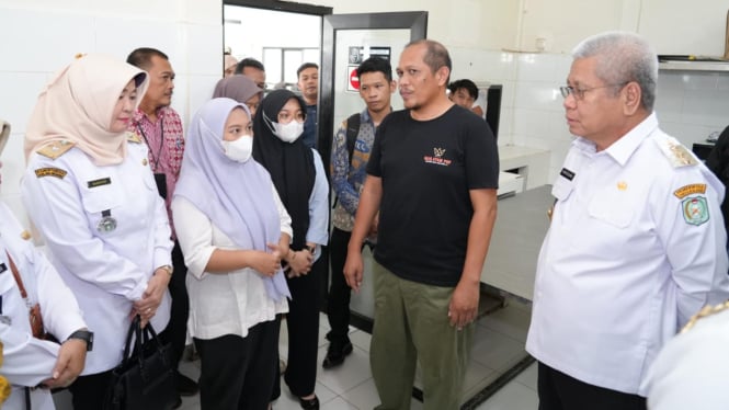 Penjabat Gubernur Kalbar, dr. Harisson, M.Kes., memastikan kesiapan dapur umum Ume's Kitchen di Jalan dr. Wahidin, Pontianak, Kalbar, Rabu 15 Januari 2025. (Prokopim Pemprov Kalbar)