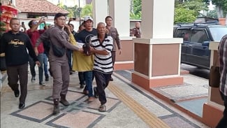 Ibu Agus Buntung Pingsan Usai Saksikan Sidang Perdana Anaknya, Luka Robek di Kepalanya