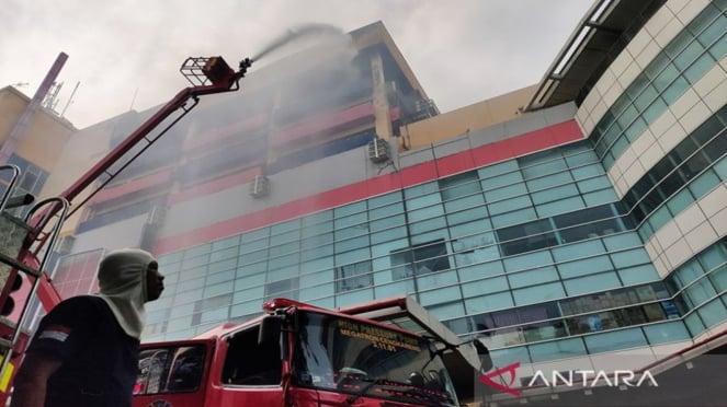 Petuga melakukan pemadaman kebakaran Glodok Plaza, Tamansari, Jakarta Barat