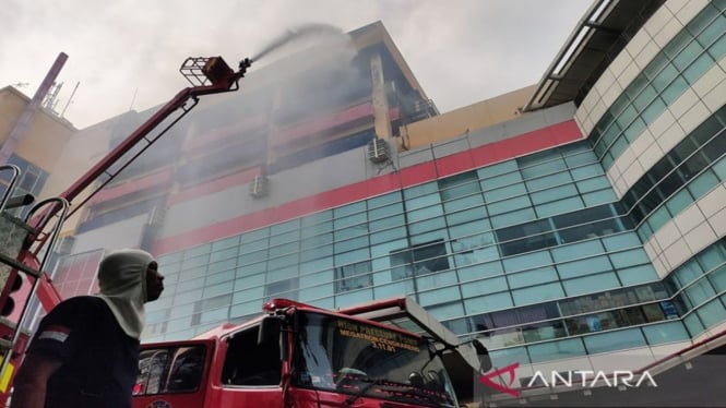 Petuga melakukan pemadaman kebakaran Glodok Plaza, Tamansari, Jakarta Barat