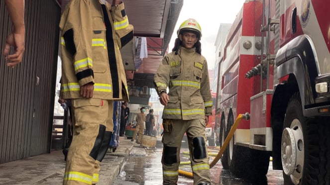 Warga mulai diizinkan masuk ke area yang telah aman di Glodok Plaza. Beberapa dari mereka bahkan merekam proses pemadaman dan pendinginan ini, menunjukkan minat publik yang besar terhadap peristiwa ini.