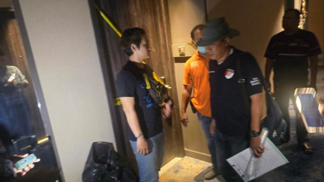 Polisi lakukan olah TKP di kamar hotel peristiwa pembunuhan di Surabaya.