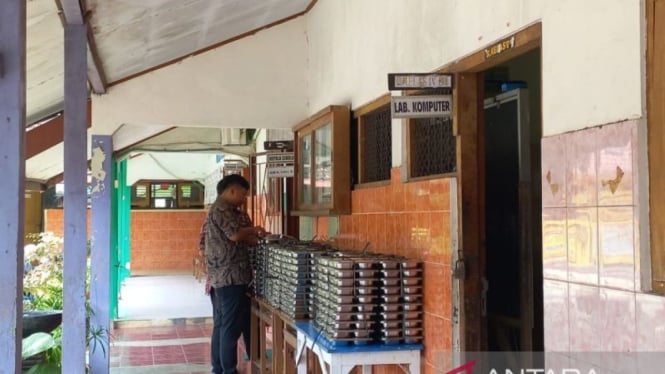 Sejumlah siswa keracunan makan bergizi gratis (MBG) di Sukoharjo