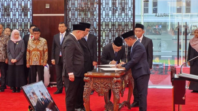 [dok. Menteri ESDM, Bahlil Lahadalia, saat melantik Achmad Muchtasyar sebagai Dirjen Migas dan para pejabat ESDM lainnya di Kementerian ESDM, Jakarta, Kamis, 16 Januari 2025]