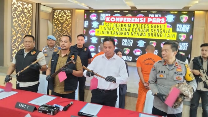 Kasat Reskrim Polres Garut, AKP Ari Rinaldo bersama jajaran perlihatkan barang bukti kasus pembunuhan sadis 