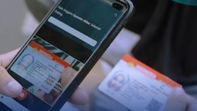 Polisi scan barcode SIM pelanggar lalu lintas