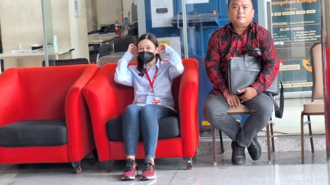 Anggota DPR RI Maria Lestari di KPK bersama kuasa hukumnya