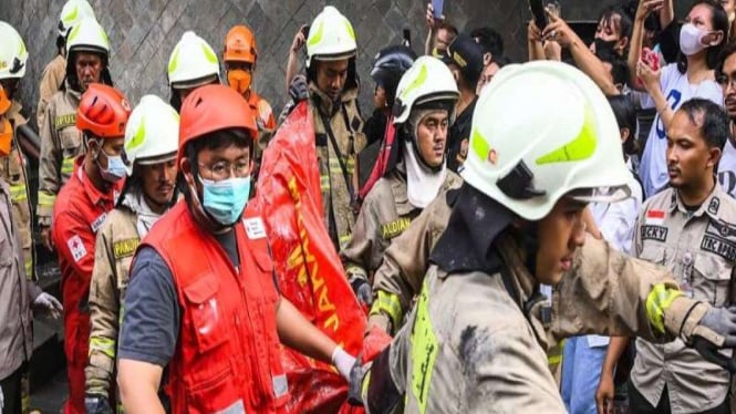 Sejumlah petugas mengevakuasi jenazah korban kebakaran Glodok Plaza, Jakarta.