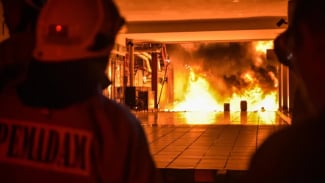  Petugas Damkar Temukan Alquran Tak Terbakar di Glodok Plaza, hingga Jenis Teman yang Tak Layak Dipertahankan