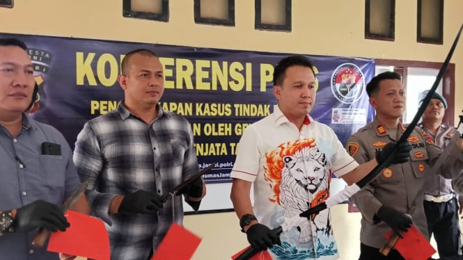 Dirreskrimum Polda Jambi, Kombespol Manang Soebeti rilis barang bukti aksi kejahatan geng motor. 