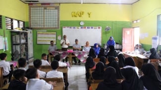 Imigrasi Bagikan Makan Bergizi Gratis Siswa di SD Negeri Serang, Dukung Asta Cita Prabowo