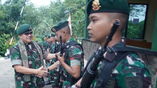 Sambangi Sanggabuana Menlatpur Kostrad, Mayjen TNI Syafrial Temui Langsung Prajurit yang Akan Berangkat Tugas ke Papua