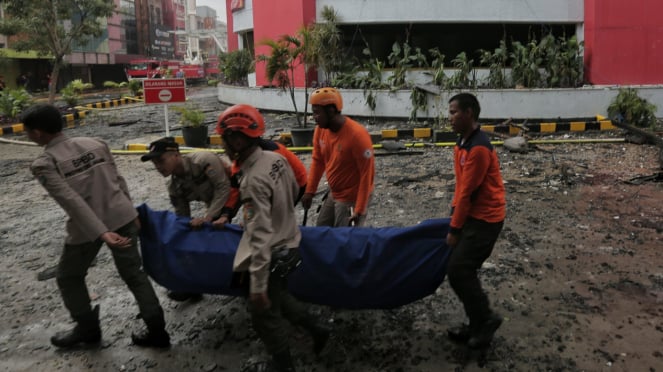 Petugas mengevakuasi Korban meninggal kebakaran Glodok Plaza.