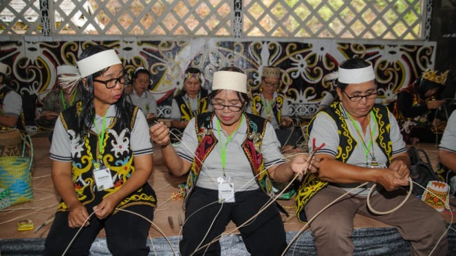 Wanita penenun rotan di Kampung Long Beliu, Berau, Kalimantan Timur