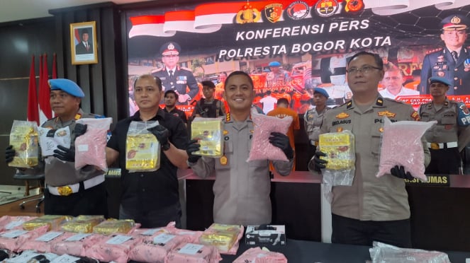 Kapolres Bogor Kompol Paul Eko memamerkan 20 kilogram sabu dan 20.000 butir ekstasi.