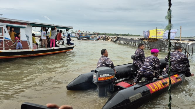 VIVA Militer: TNI AL bersama warga bongkar paksa pagar misterius di Tangerang