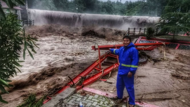 Jembatan ambruk di Bandar Lampung imbas banjir