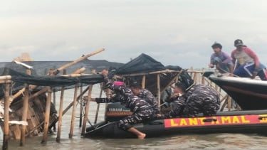 インドネシア海軍と住民がバンテン州タンゲラン海域の竹柵を撤去