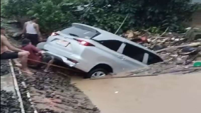 Mobil hanyut tersapu banjir di Bandar Lampung