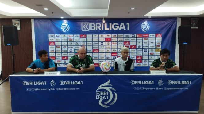 Pelatih Persib, Bojan Hodak dan Ciro Alves dalam sesi jumpa pers (foto: Dede Idrus) 