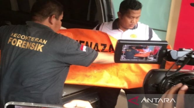 Satu kantong jenazah korban kebakaran Glodok Plaza tiba di RS Polri