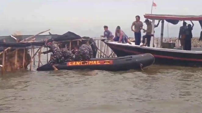 Proses pencabutan pagar bambu yang berada di laut tangerang oleh TNI AL dan nelayan