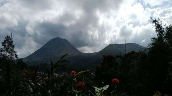 Gunung Lokon di Kota Tomohon, Sulawesi Utara. 