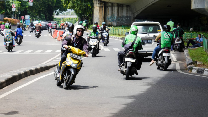 Ilustrasi pengendara motor melawan arus