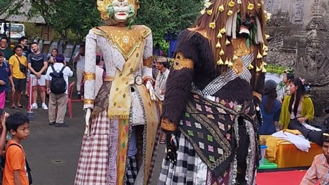 Barong Landung atraksi budaya khas Desa Panglipuran, Bali