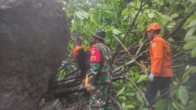 Batu besar yang longsor menimpa bangunan wantilan pesraman dan warga di Klungkung, Bali.